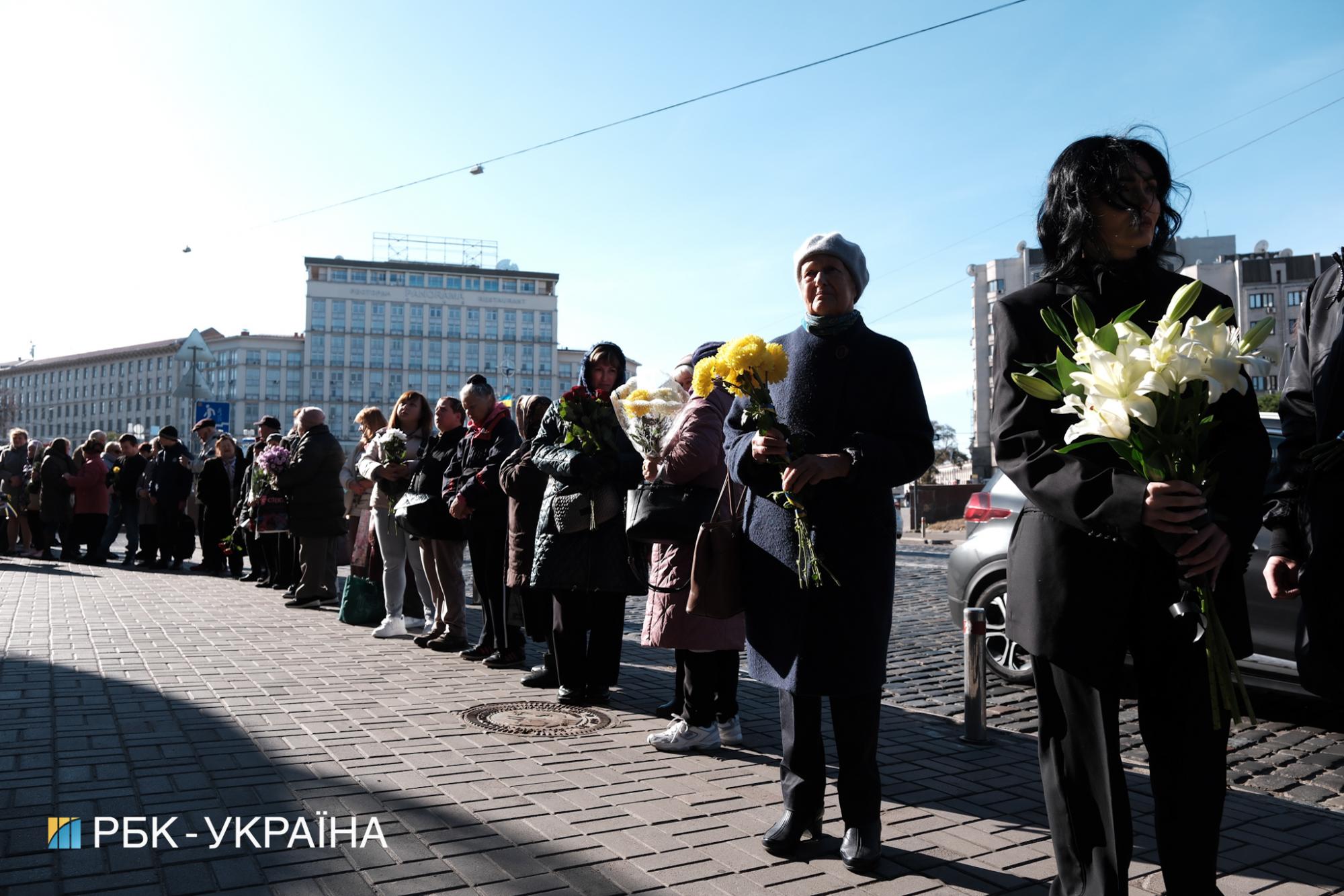 У Києві прощаються з Ніною Матвієнко: люди вишиковуються в чергу, щоб покласти квіти (фото)